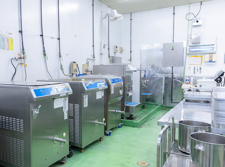 機械と手仕事の融合、イタリア製の最新テクノロジーと、職人の繊細な感性が共鳴する場所。